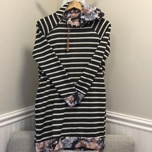 Jardin by Macris Gray & White Striped Floral Tunic